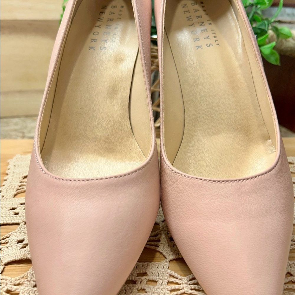 GORGEOUS BARNEYS NEW YORK Italian leather neutral pumps size 8 - Picture 3 of 7